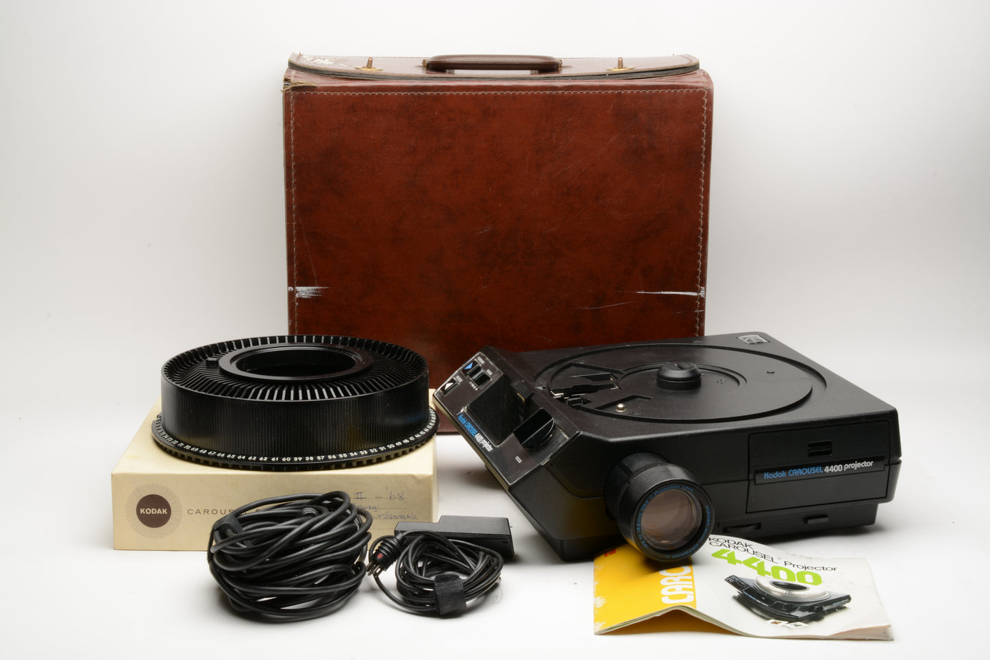 Kodak Carousel 4400 35mm slide projector, Zoom lens, 140 tray, remote, bulb, Tested