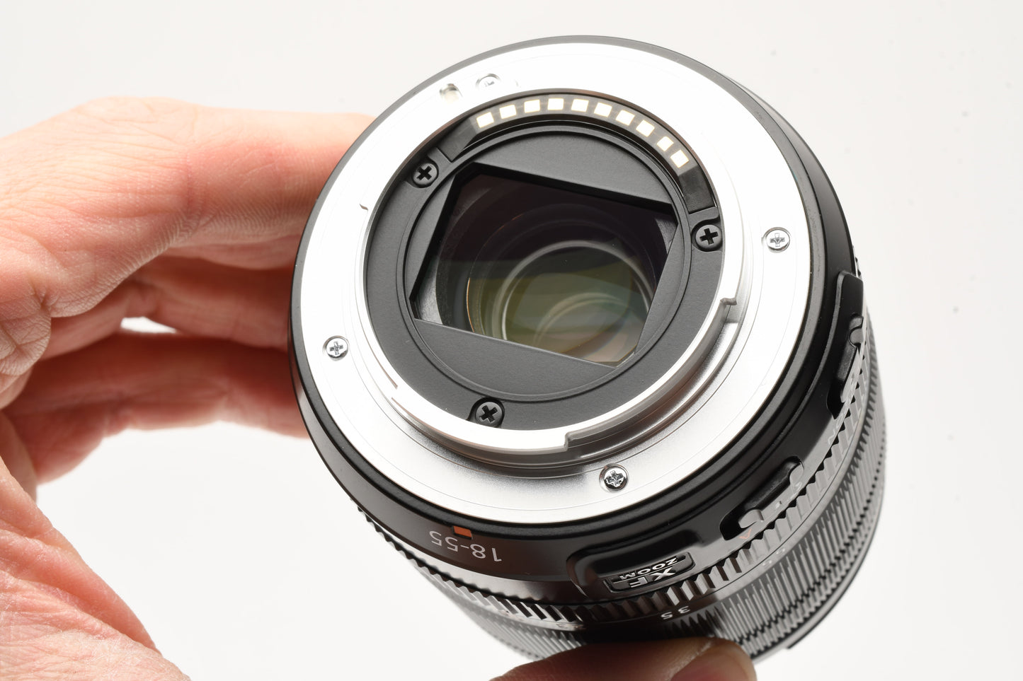 Fujifilm Super EBC XF 18-55mm f2.8-4 R LM OIS zoom w/caps+Hood, Mint-