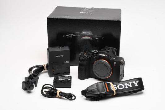 Sony A7R V Mirrorless body, 26K, batt+charger, Boxed, Good!