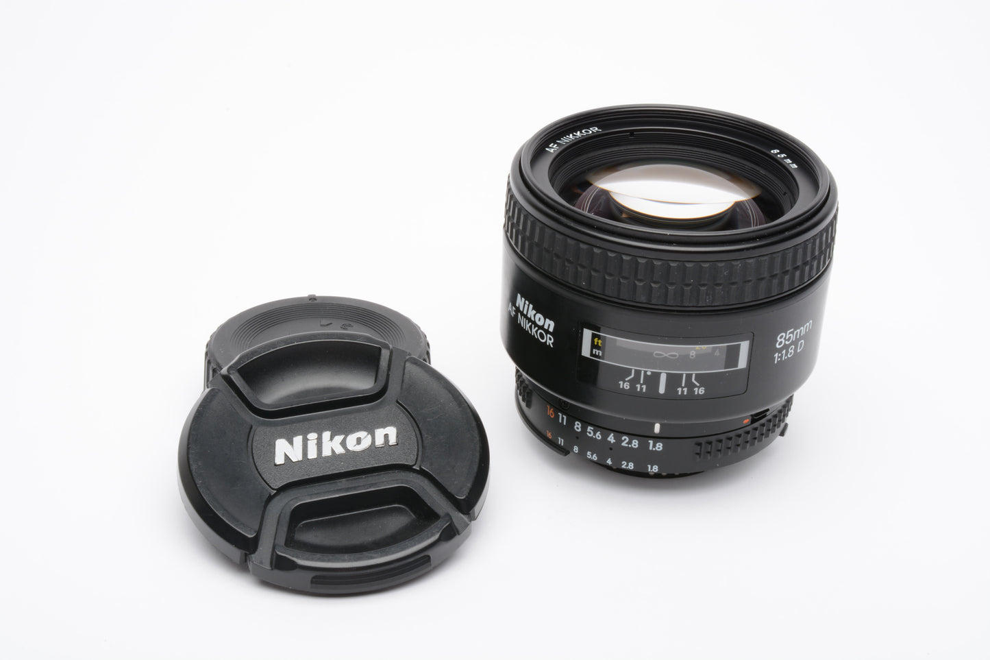 Nikon AF Nikkor 85mm F1.8D portrait lens, caps, clean and sharp!