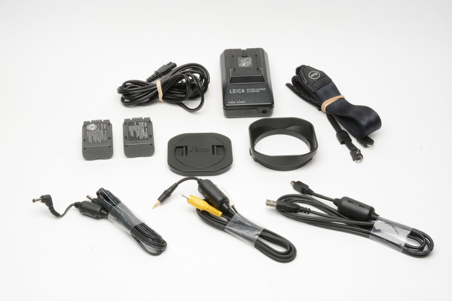 Leica Digilux 2 5MP Digital Point&Shoot, 2batts+charger+hood+cap, Nice! *Read