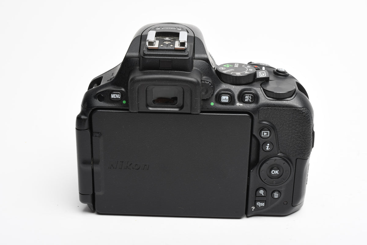 Nikon D5500 DSLR w/AF-P 18-55mm f3.5-5.6 VR, batt, charger 10,510 Acts!
