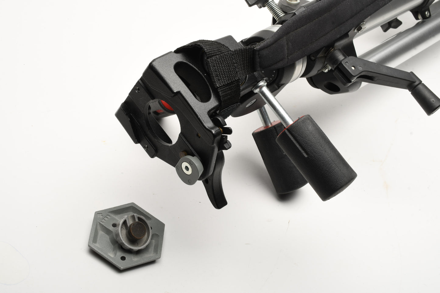 Manfrotto 3033 tripod legs w/3047 pan head, strap, QR plate, Great!