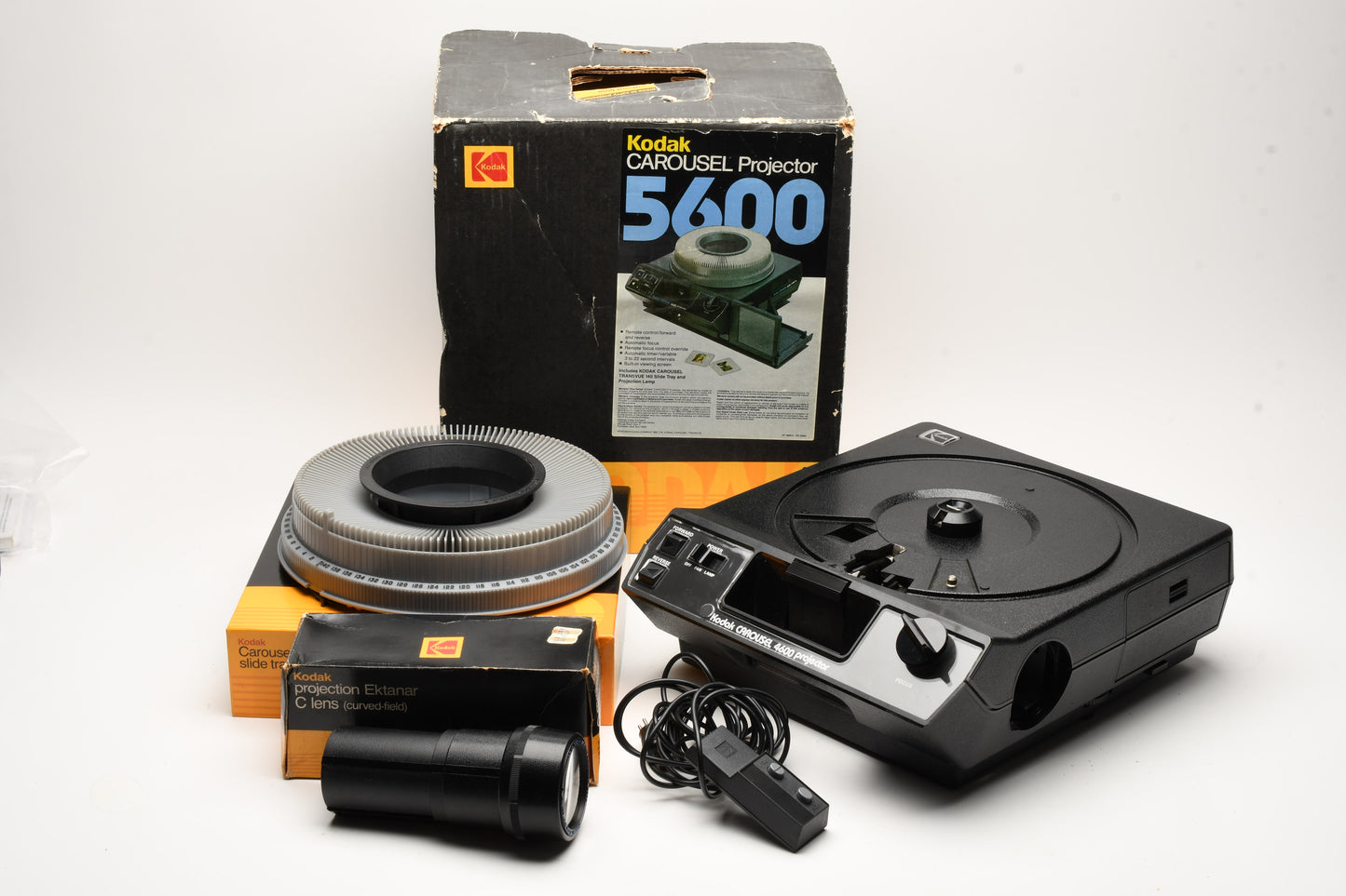 Kodak Carousel 4600 35mm slide projector, zoom lens, 140 tray, remote, bulb, Tested