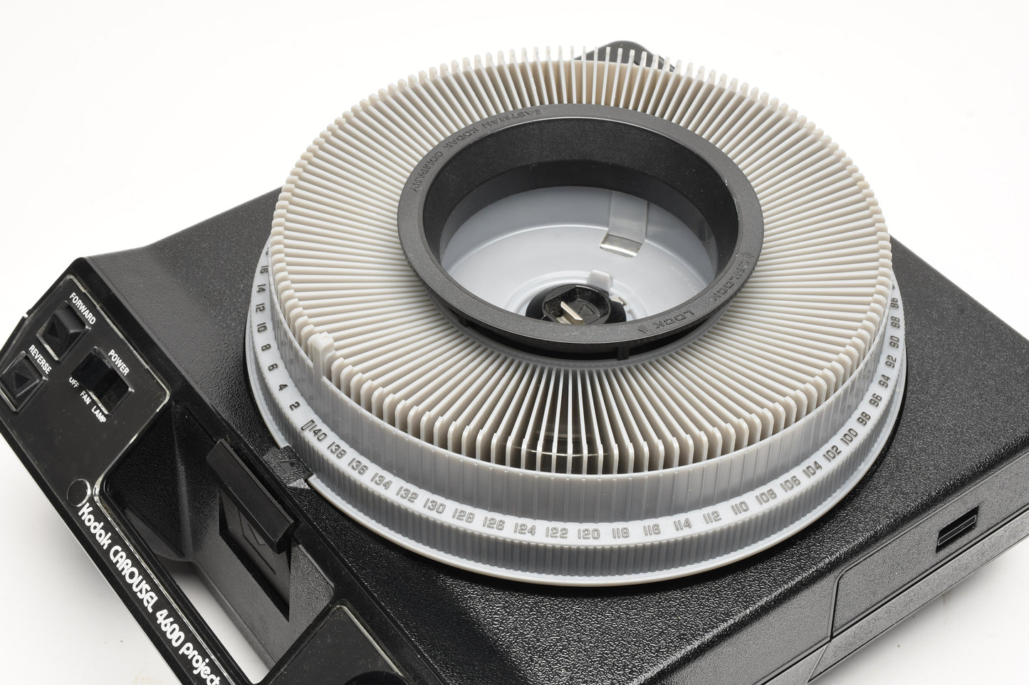 Kodak Carousel 4600 35mm slide projector, zoom lens, 140 tray, remote, bulb, Tested