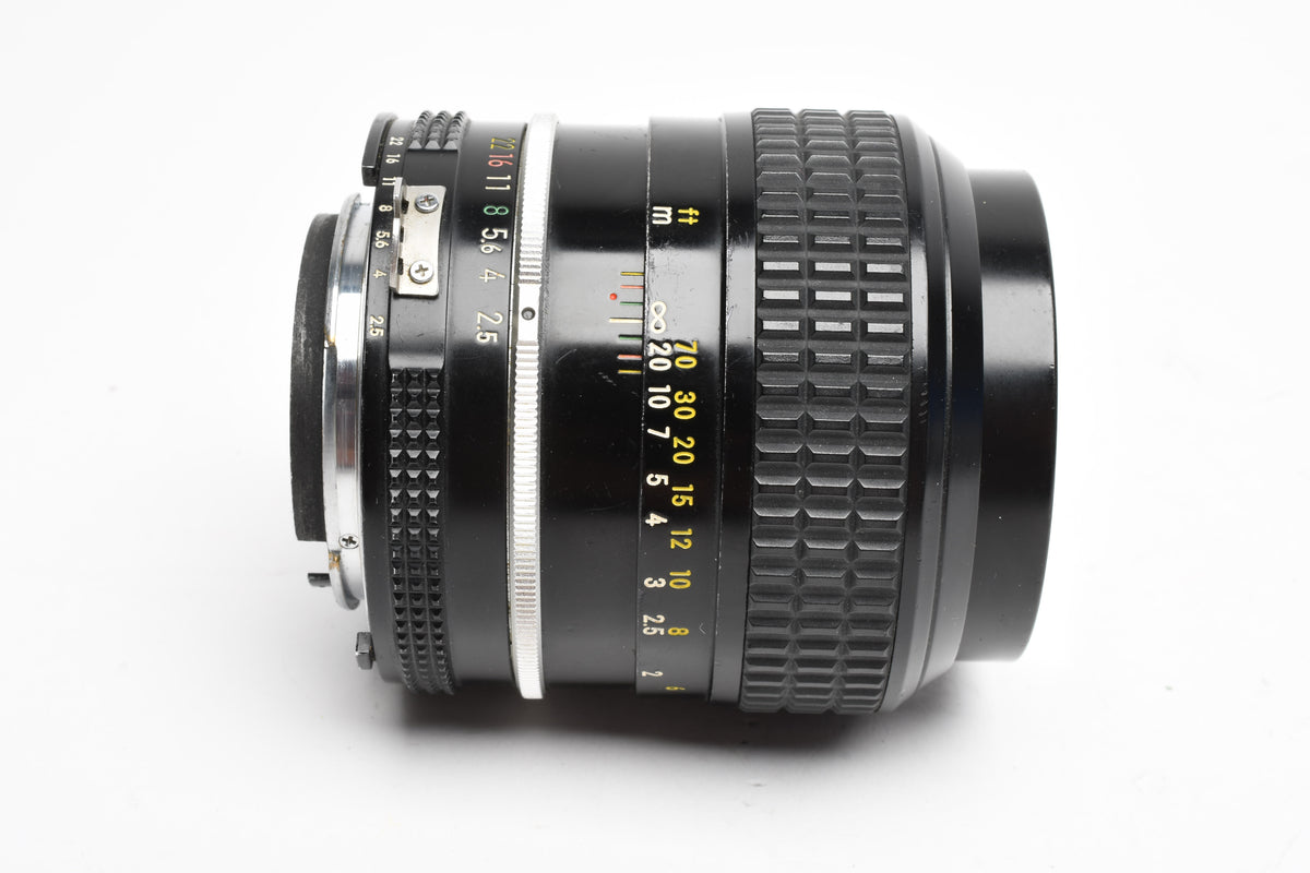 Nikon Nikkor AI 105mm f2.5 portrait lens, caps, Very sharp!