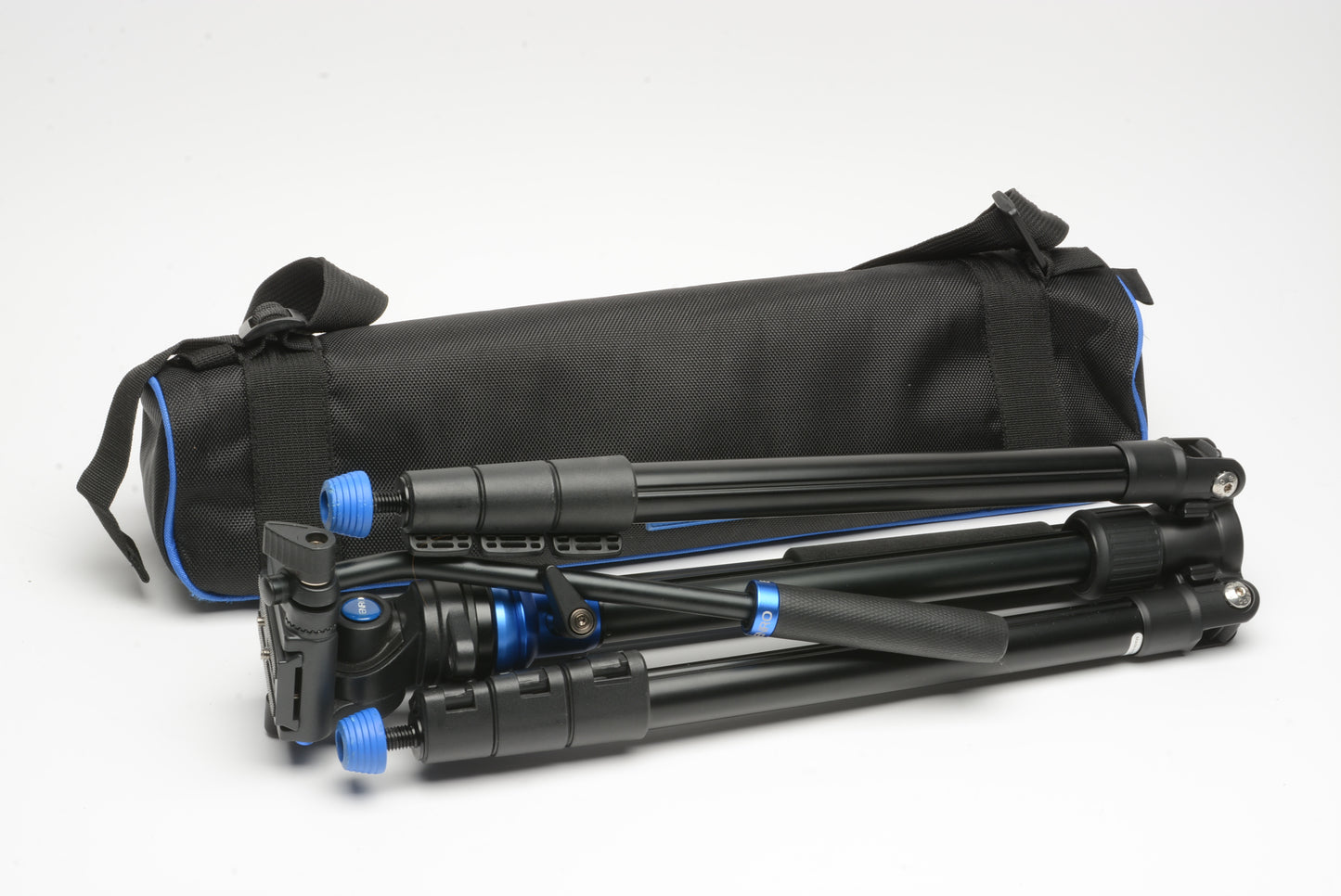 Benro A1883F Aero 2 compact travel tripod w/S2C head and Quick release plate + case