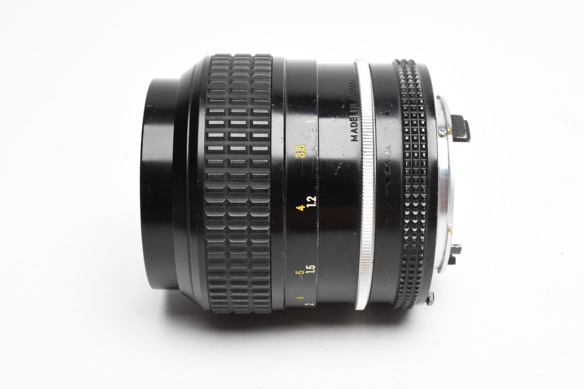 Nikon Nikkor AI 105mm f2.5 portrait lens, caps, Very sharp!