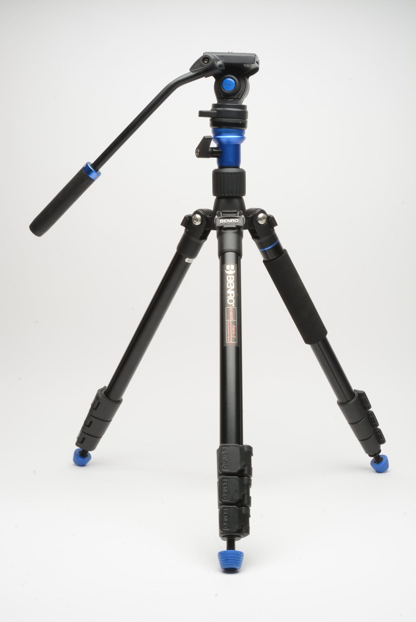 Benro A1883F Aero 2 compact travel tripod w/S2C head and Quick release plate + case