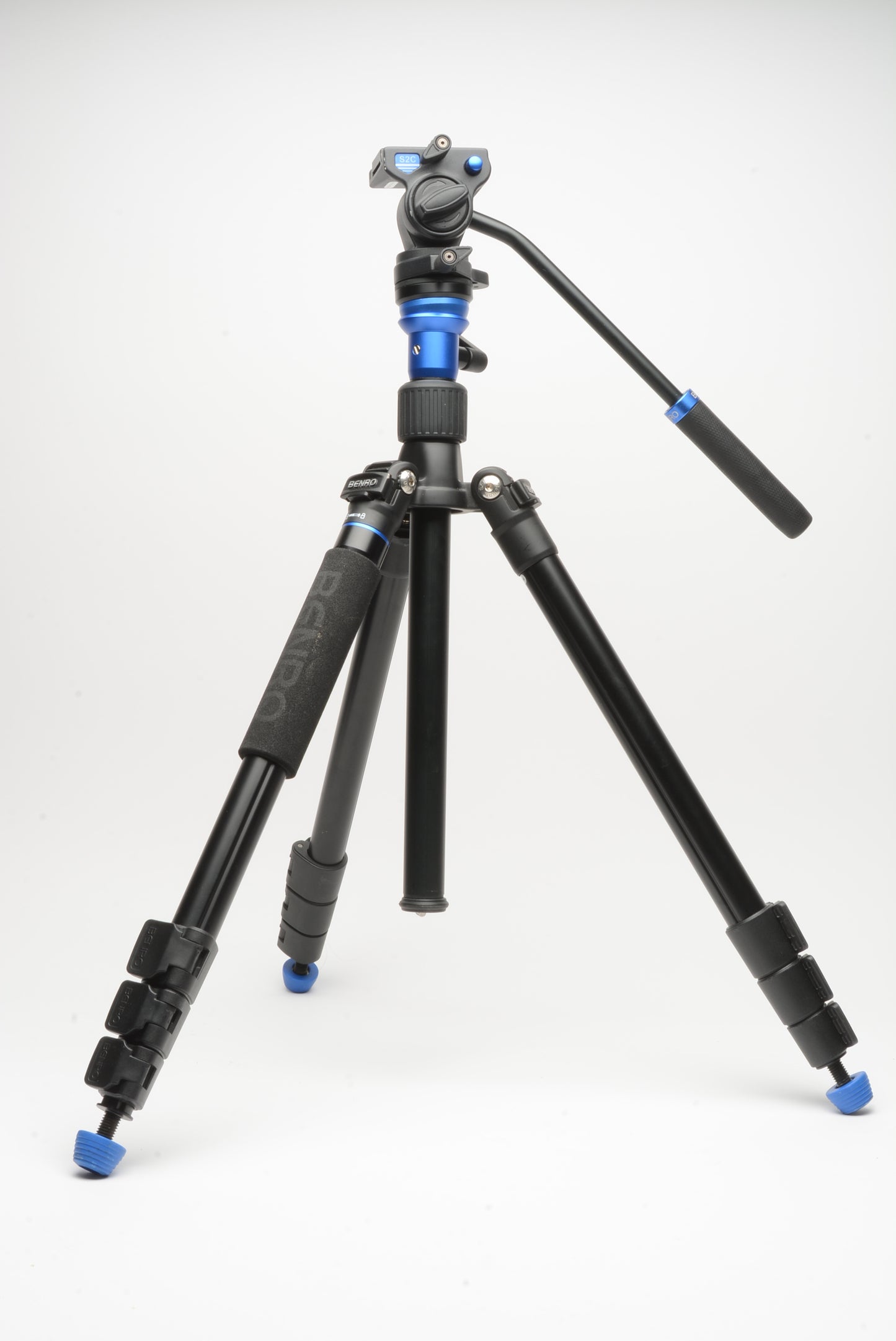 Benro A1883F Aero 2 compact travel tripod w/S2C head and Quick release plate + case