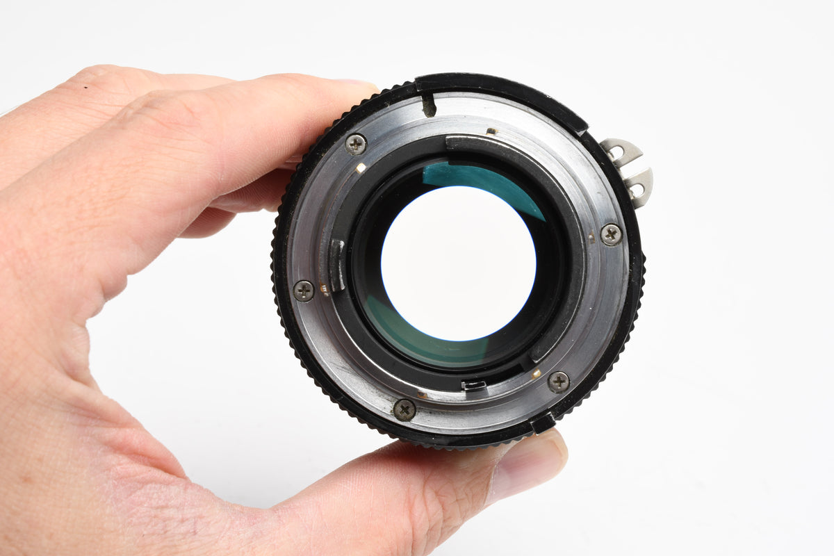 Nikon Nikkor AI 105mm f2.5 portrait lens, caps, Very sharp!