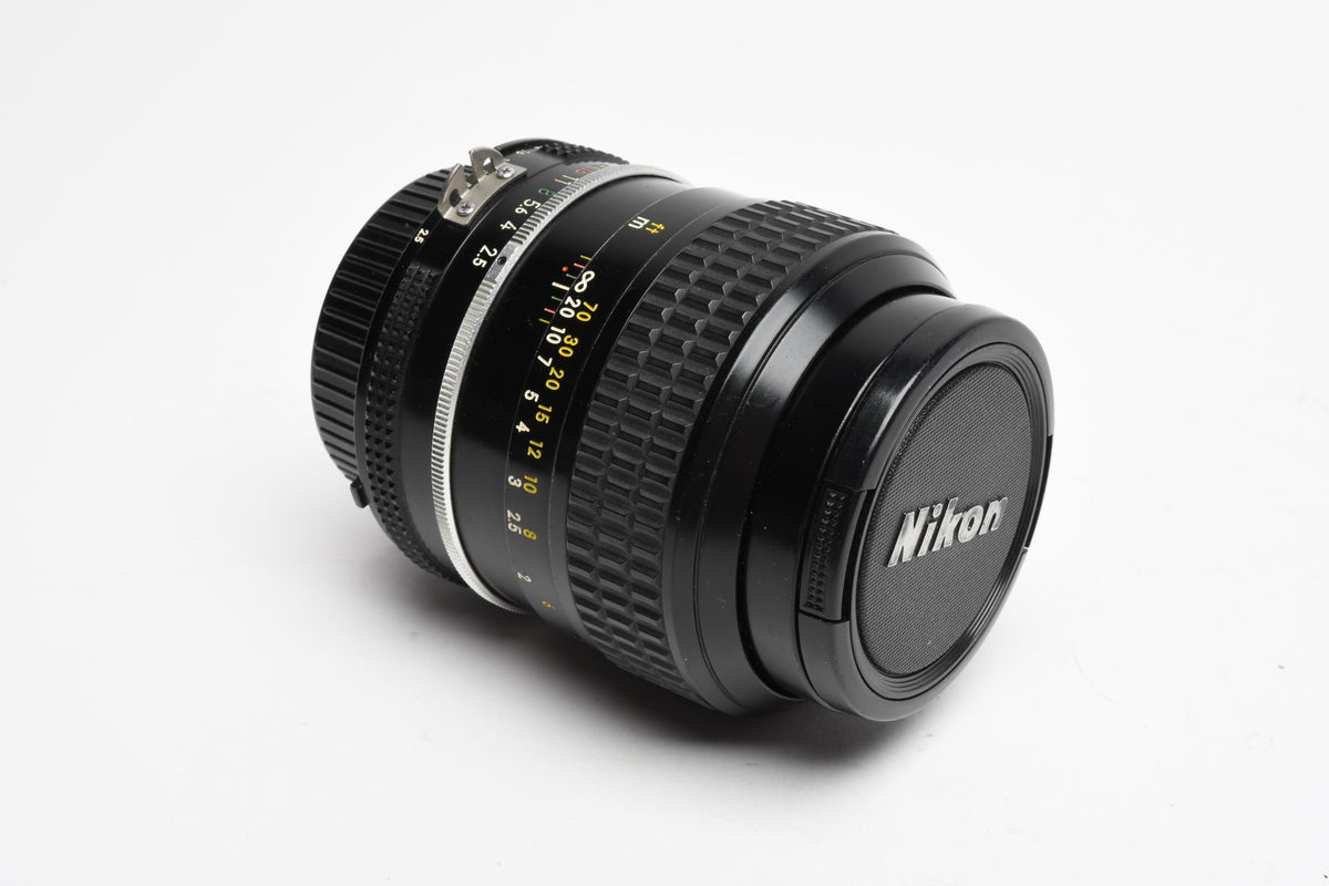 Nikon Nikkor AI 105mm f2.5 portrait lens, caps, Very sharp!