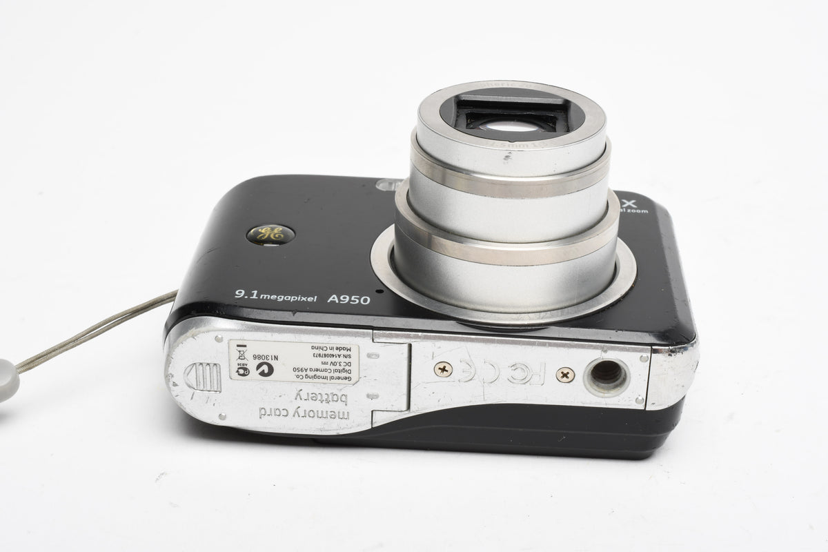 GE A950 9.1 MP Digital Point&Shoot w/ 5X optical Zoom, 4GB SD, Good