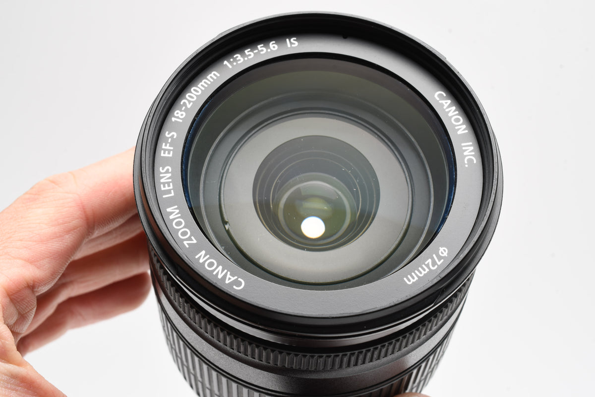 Canon EFS 18-200mm f3.5-5.6 IS zoom lens, caps, UV, Clean 