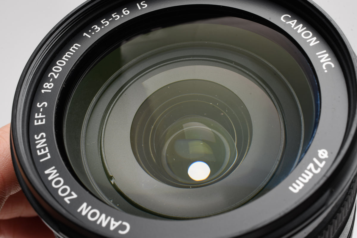Canon EFS 18-200mm f3.5-5.6 IS zoom lens, caps, UV, Clean 
