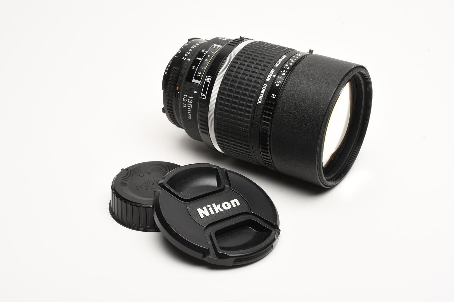 Nikon AF Nikkor 135mm F2 D lens (Defocus Image Control), Caps, Sharp!