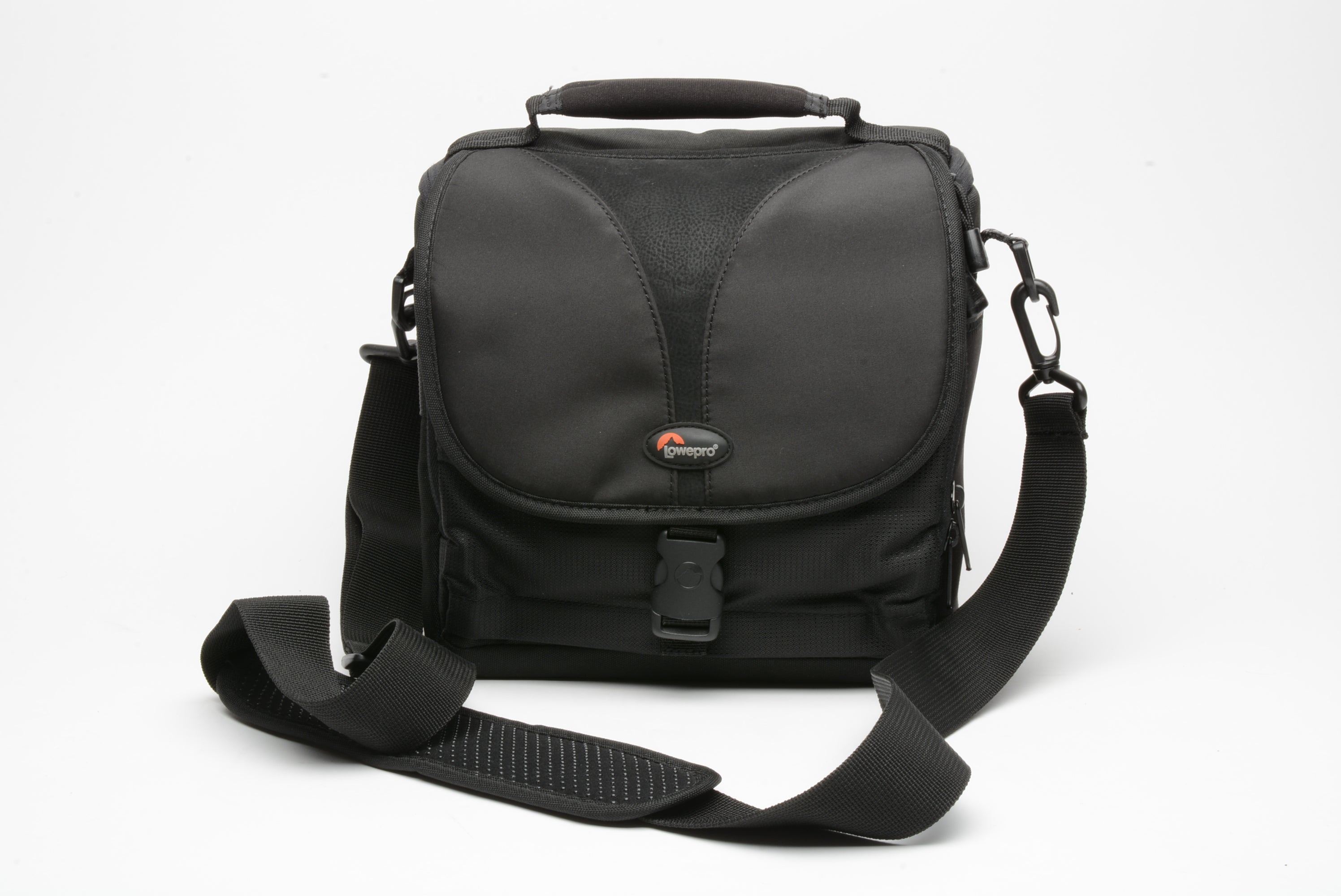 Lowepro Rezo offers 170 AWnnCamera bag