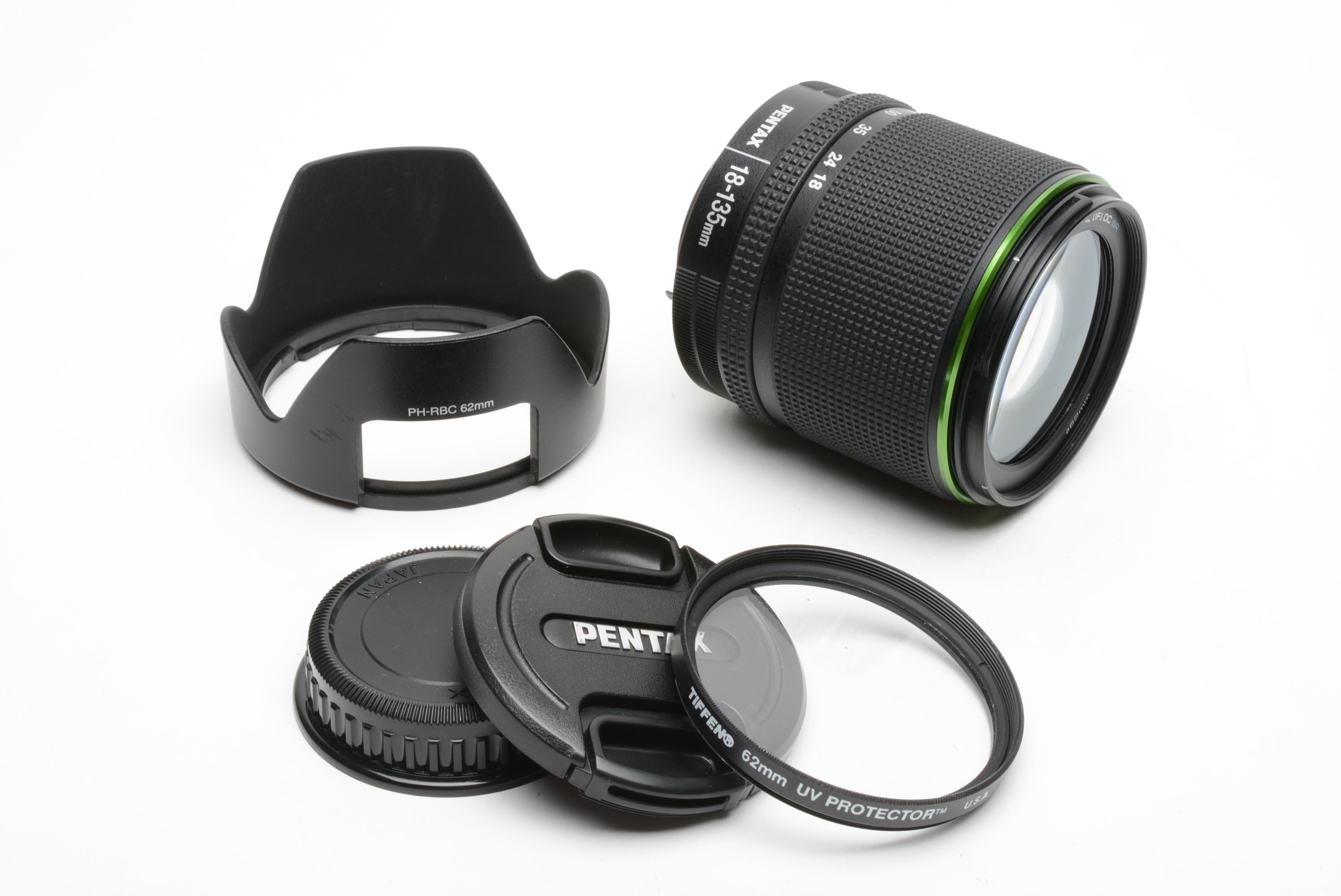 Pentax DA 18-135mm f3.5-5.6 AF lens w/caps + UV filter + lens hood