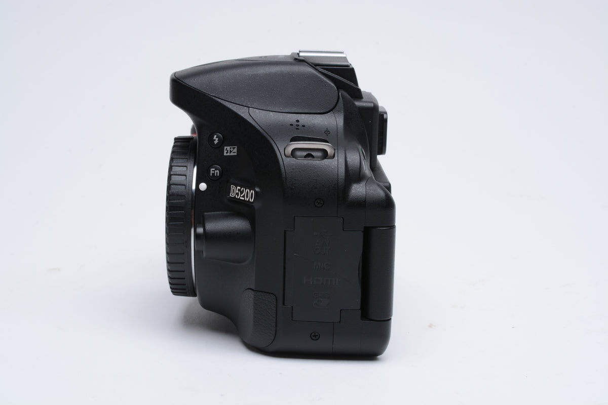 Nikon D5200 DSLR Camera Body Only w/ Cap - BARGAIN / PARTS - Very Clean!