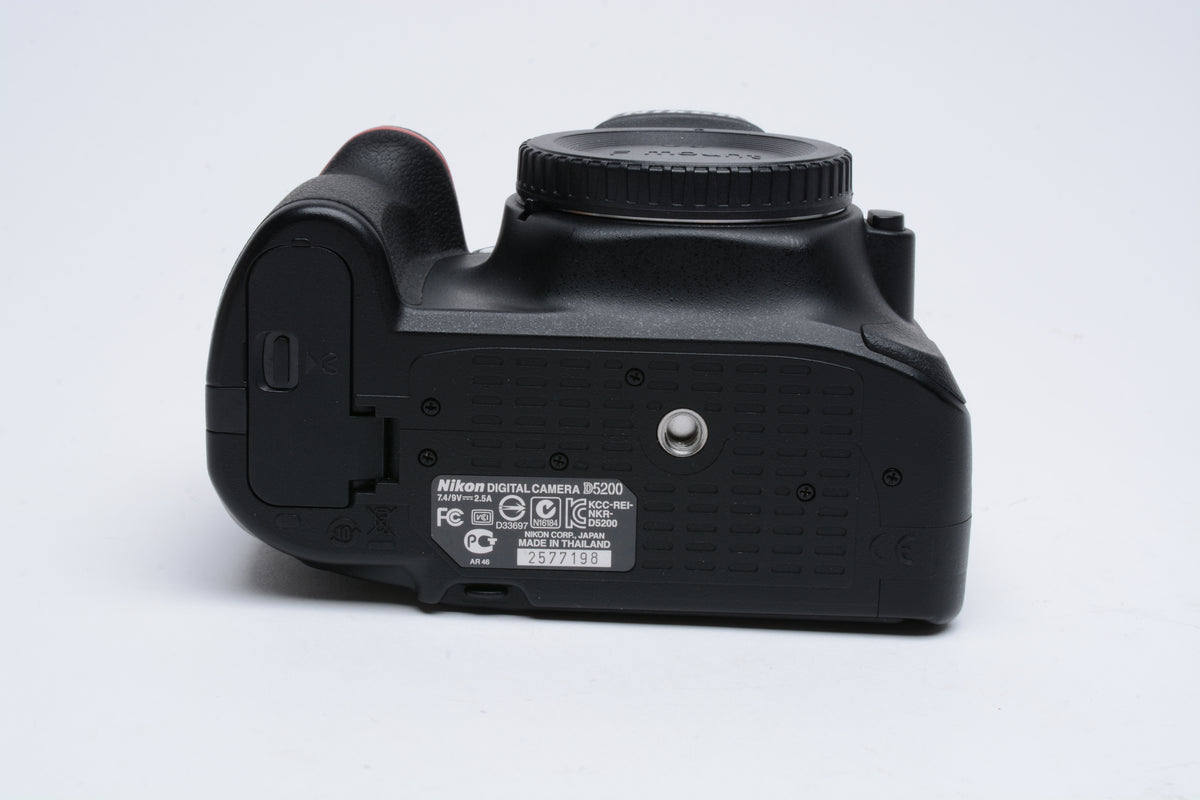 Nikon D5200 DSLR Camera Body Only w/ Cap - BARGAIN / PARTS - Very Clean!