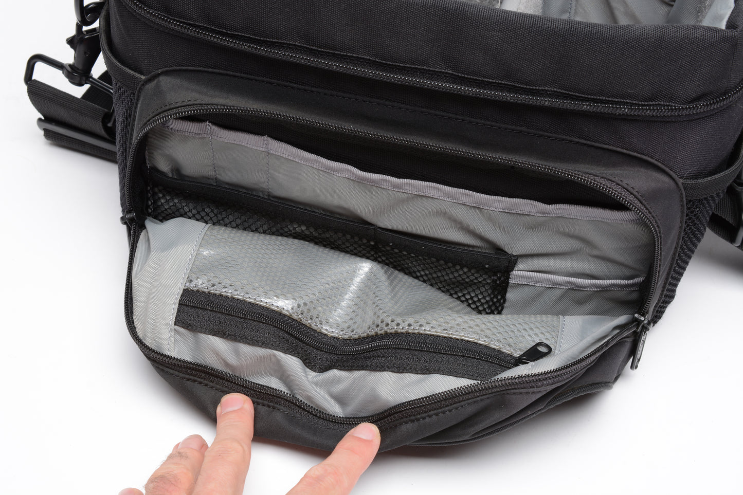 LowePro NOVA 4 AW padded camera bag w/dividers, clean (Black)