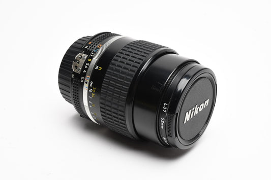 Nikon Nikkor 105mm f2.5 AiS Portrait lens, Mint-, Sharp! + L37 Filter