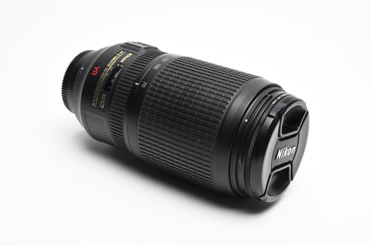 Nikon AF-S Nikkor 70-300mm f4.5-5.6G ED VR zoom, UV, Great!