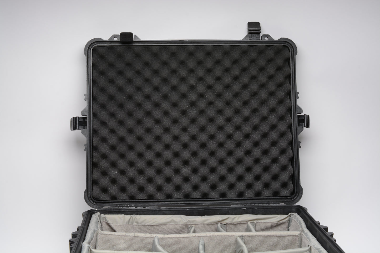 Pelican 1610 Weatherproof Rolling case w/insert/dividers, Great! Clean