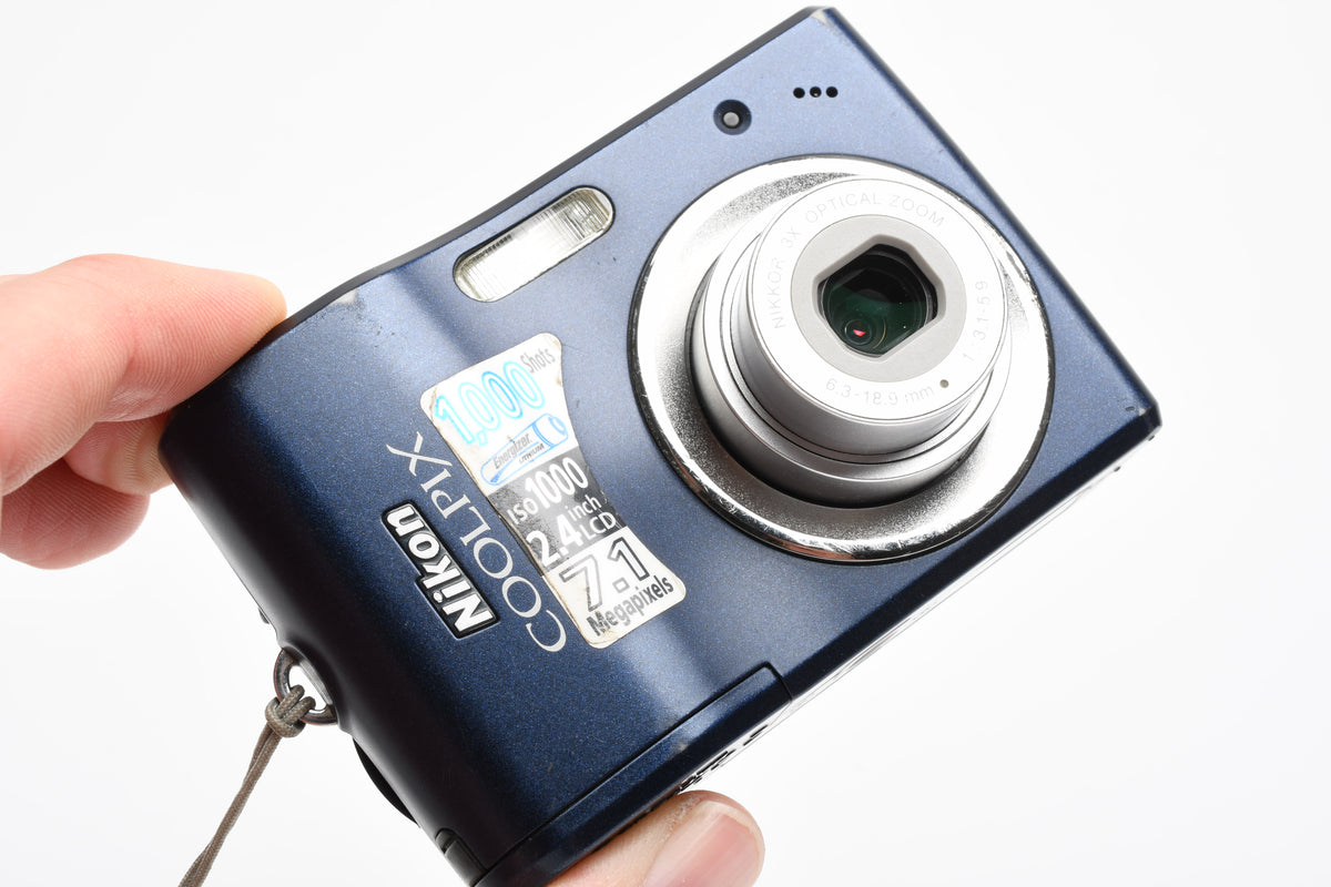 Nikon Coolpix L14 7.1MP Digital Point&Shoot (Blue) w/Wrist Strap, Nice!