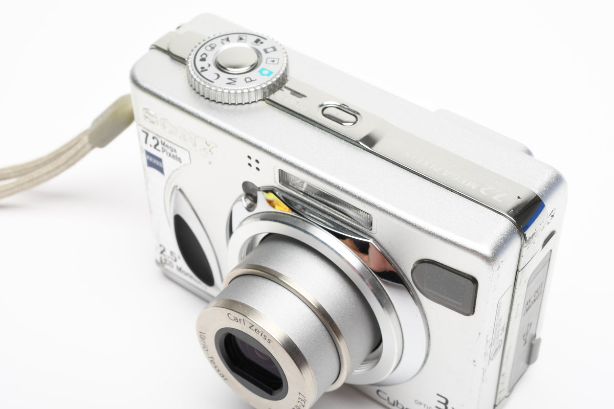 Sony CyberShot DSC-W7 7.2MP Digital Point&Shoot w/Strap and 2GB Memory Stick, Great!