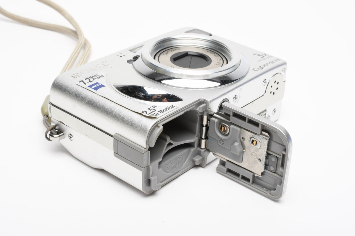 Sony CyberShot DSC-W7 7.2MP Digital Point&Shoot w/Strap and 2GB Memory Stick, Great!
