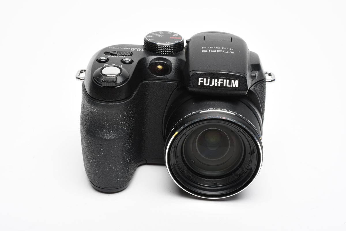 Fujifim Finepix S1000 fd 10MP Digital Point&Shoot Camera w/Strap, Cap, 2GB XD Card, Clean!