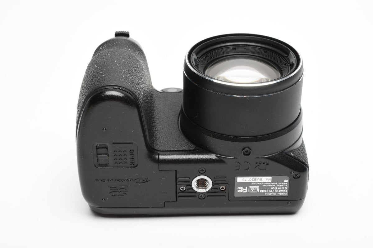 Fujifim Finepix S1000 fd 10MP Digital Point&Shoot Camera w/Strap, Cap, 2GB XD Card, Clean!