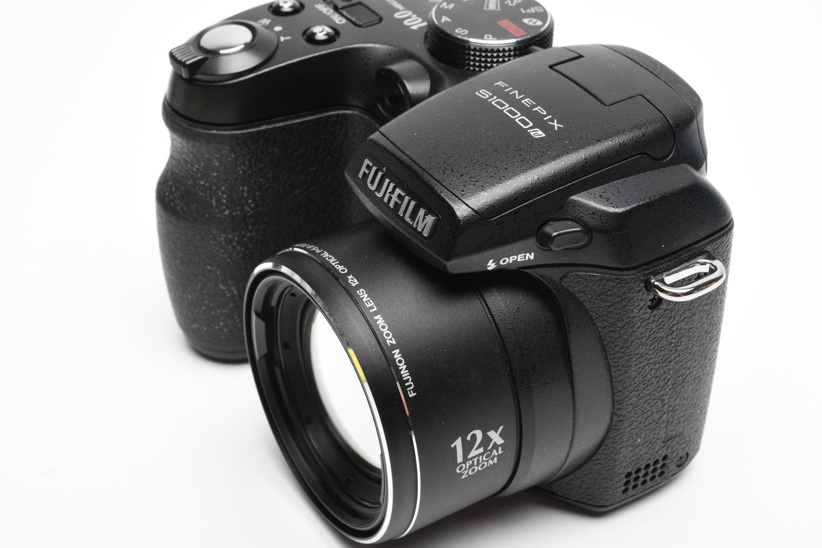 Fujifim Finepix S1000 fd 10MP Digital Point&Shoot Camera w/Strap, Cap, 2GB XD Card, Clean!