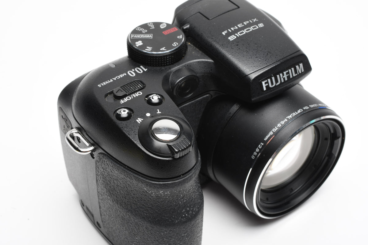 Fujifim Finepix S1000 fd 10MP Digital Point&Shoot Camera w/Strap, Cap, 2GB XD Card, Clean!