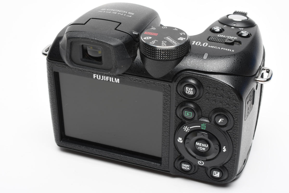 Fujifim Finepix S1000 fd 10MP Digital Point&Shoot Camera w/Strap, Cap, 2GB XD Card, Clean!