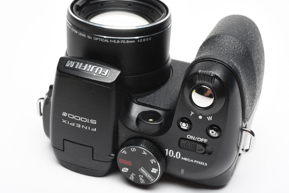 Fujifim Finepix S1000 fd 10MP Digital Point&Shoot Camera w/Strap, Cap, 2GB XD Card, Clean!
