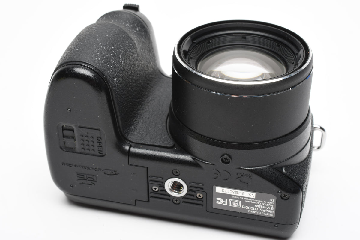 Fujifim Finepix S1000 fd 10MP Digital Point&Shoot Camera w/Strap, Cap, 2GB XD Card, Clean!