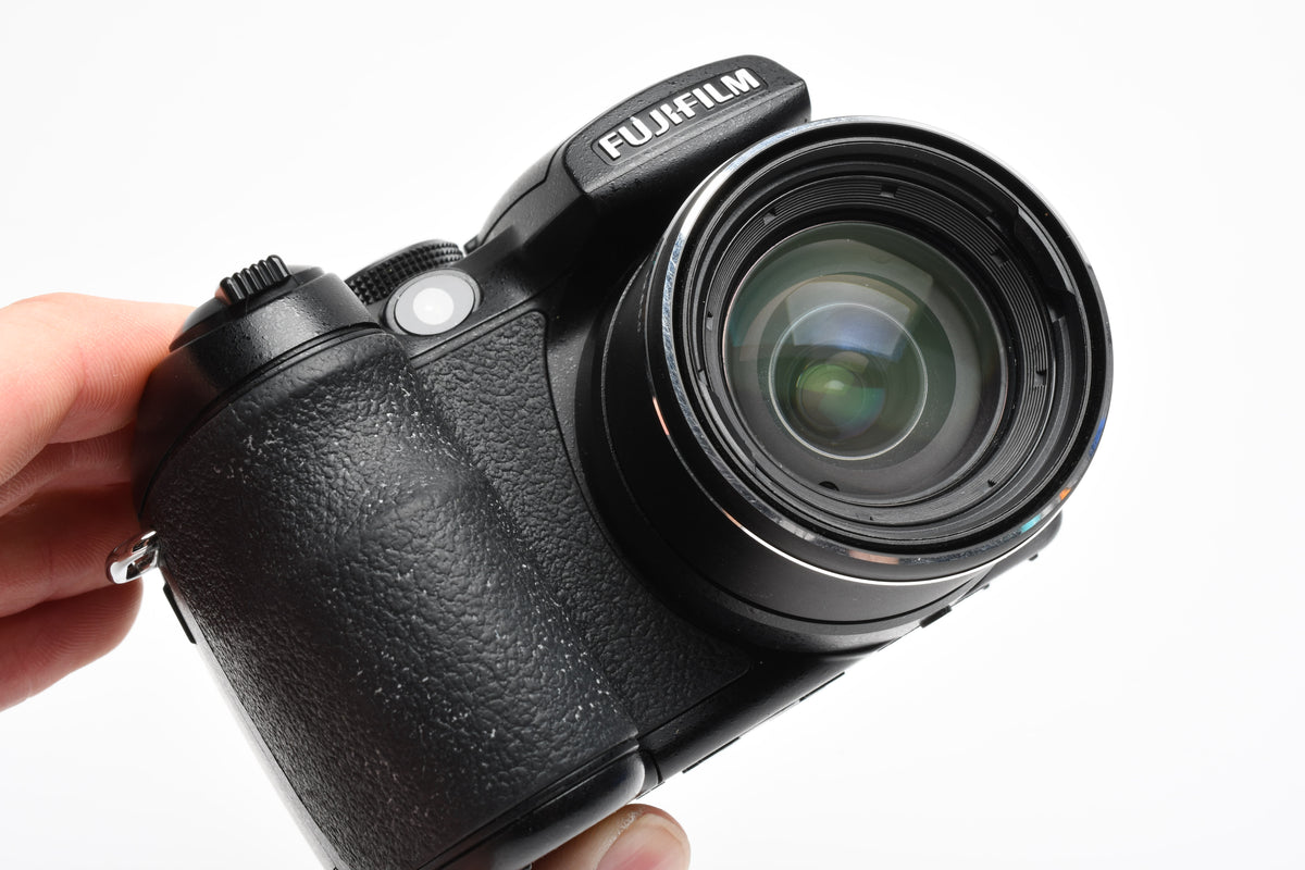 Fujifim Finepix S1000 fd 10MP Digital Point&Shoot Camera w/Strap, Cap, 2GB XD Card, Clean!