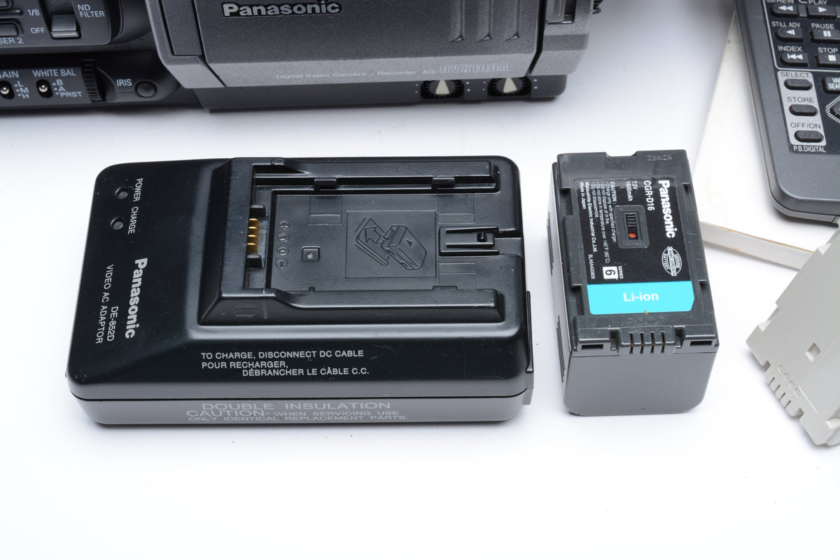 Panasonic AG-DVX100B 3CCD MiniDV Pro Camcorder bundle, remote, case, Tested