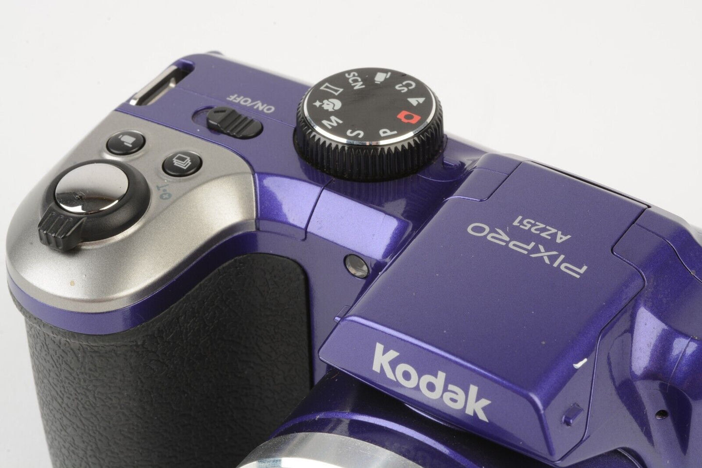 MINT- KODAK PIXPRO AZ521 16.4MP PURPLE DIGITAL CAMERA, MANUAL, CASE, STRAP, NICE