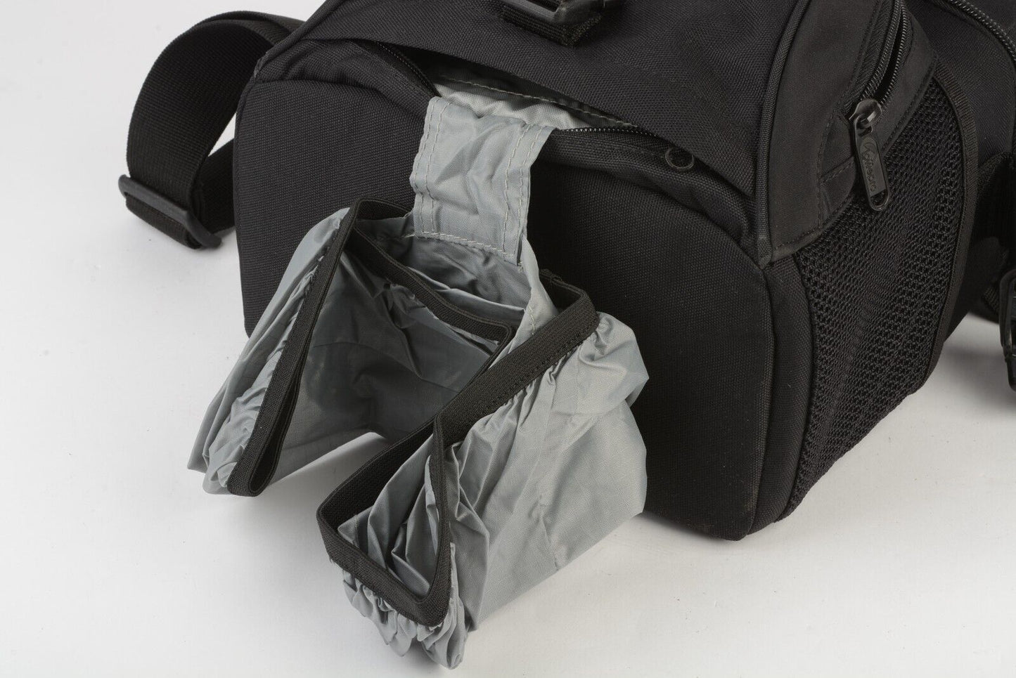 MINT- LOWEPRO NOVA 2 AW BLACK SHOULDER BAG, VERY CLEAN, BARELY USED