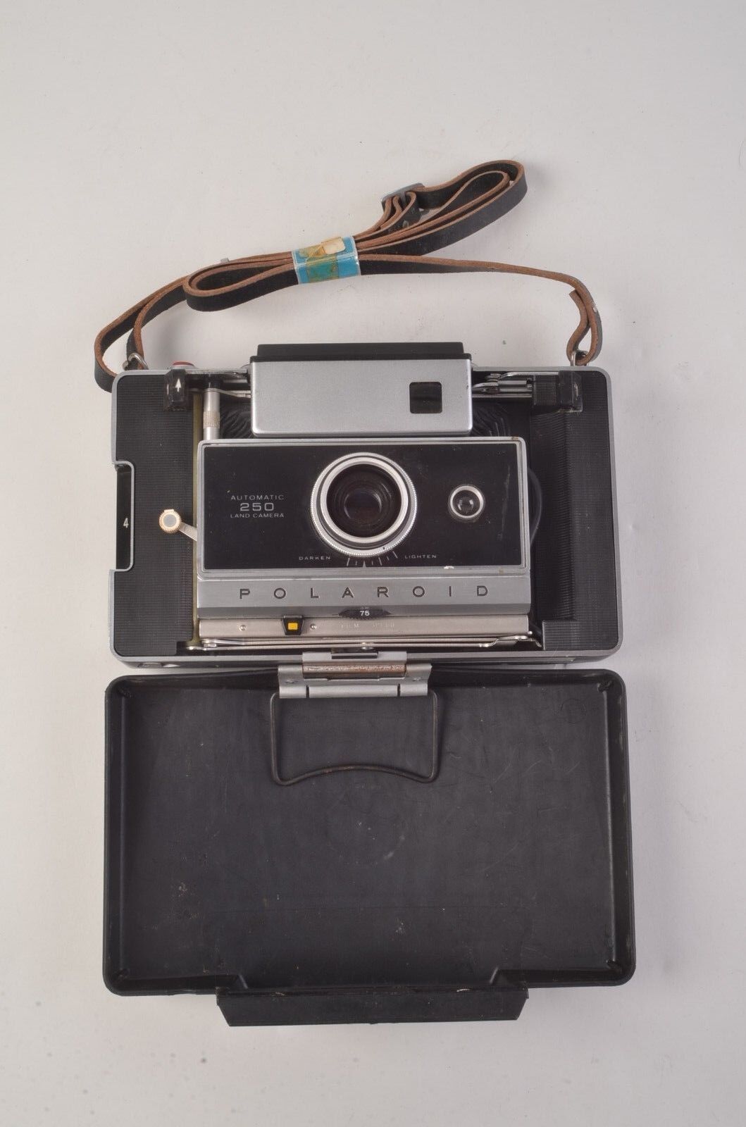 Polaroid deals vintage 250 land camera with large case and extras