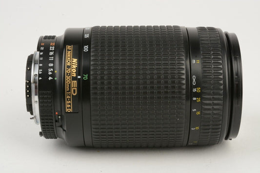 EXC++ NIKON NIKKOR AF 70-300mm f4-5.6D ED ZOOM LENS, CAPS, HOOD, NICE! CLEAN