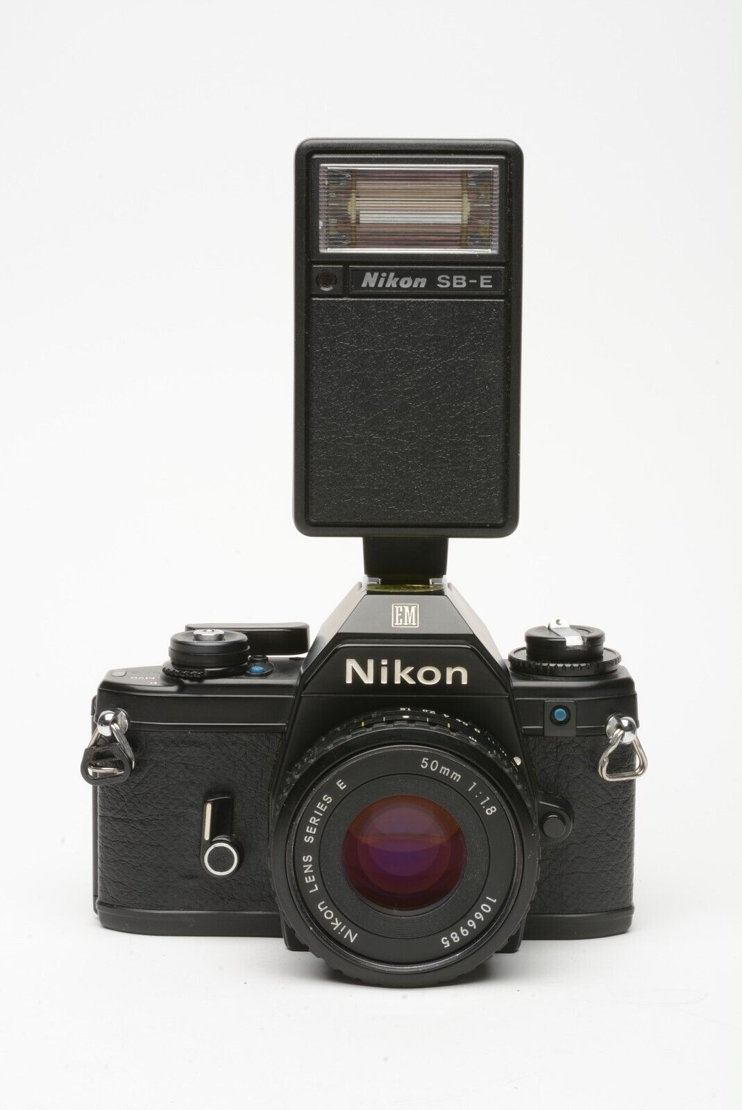 Nikon EM + 35mm F2.5 SERIES E + フラッシュ - フィルムカメラ