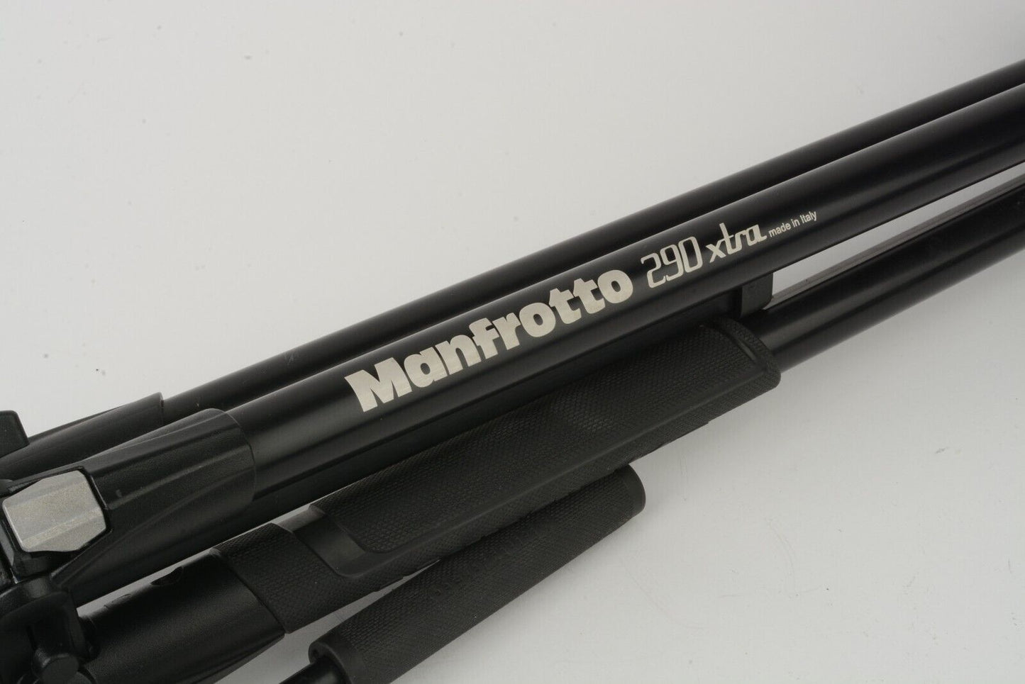 EXC++ MANFROTTO 290xtra MTA290XTA3US TRIPOD w/MVH500AH FLUID HEAD, QR PLATE NICE