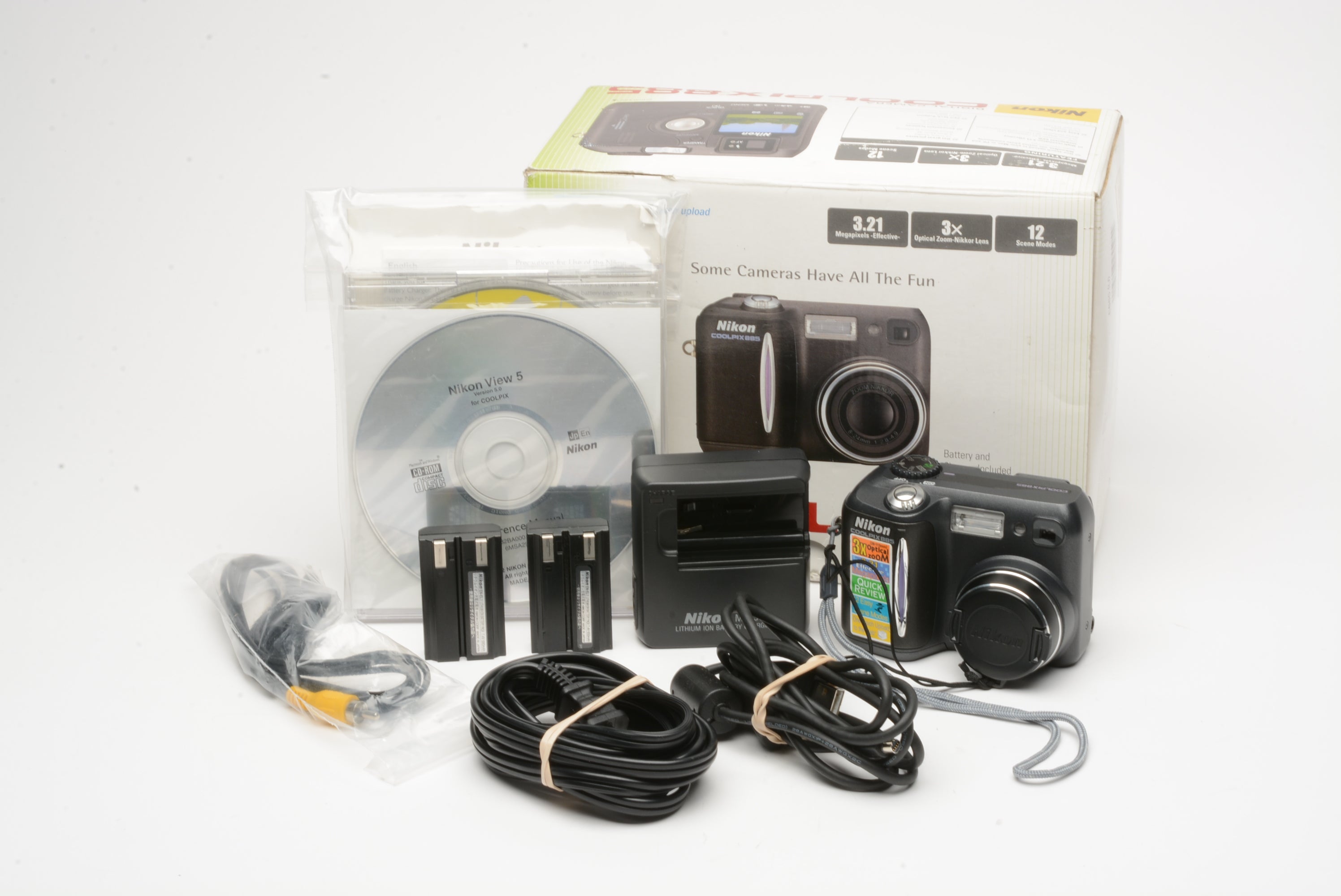 Nikon Coolpix 885 Digital Point&Shoot camera 3.2MP boxed