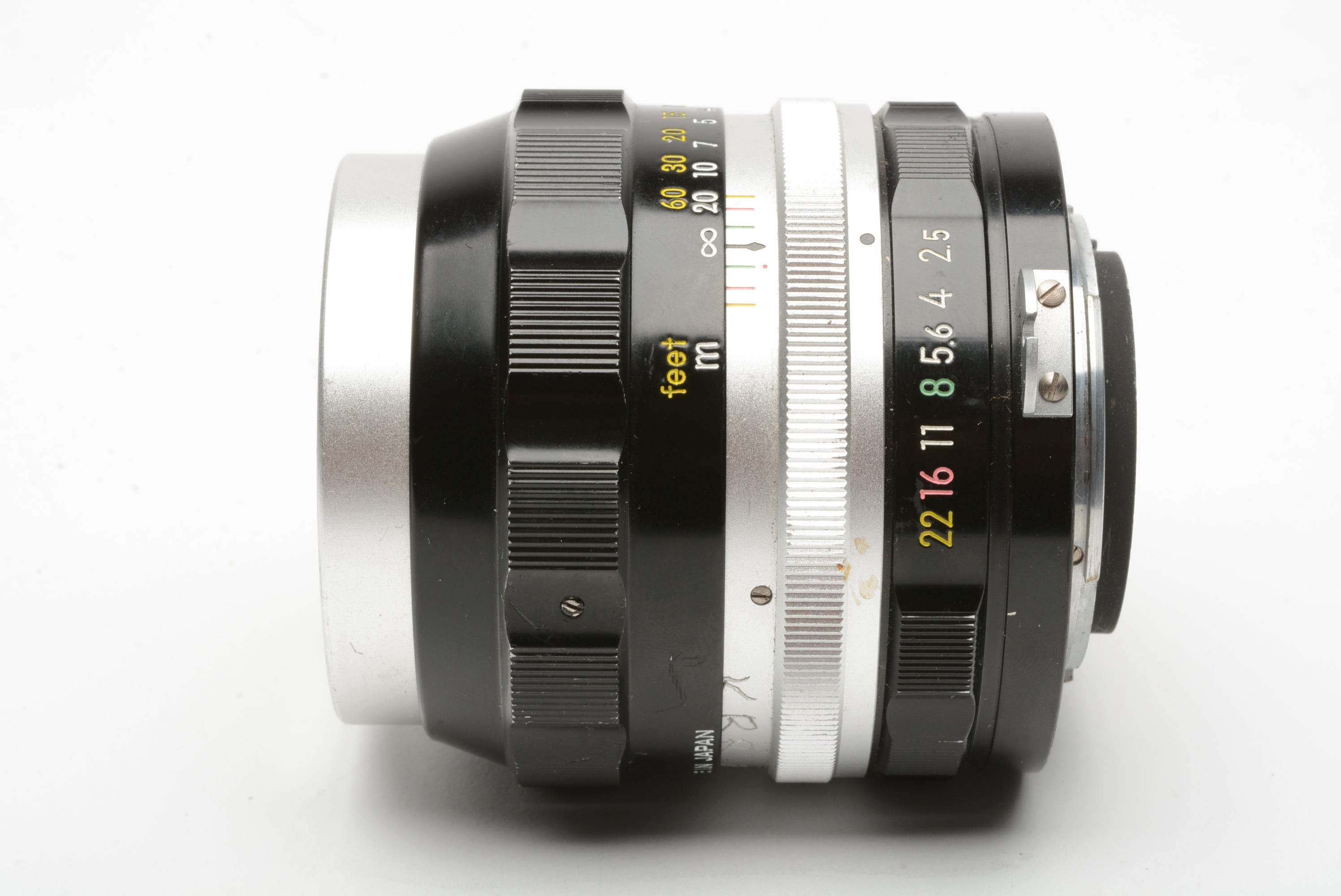 Nikon Nikkor-P 105mm f2.5 Nippon Kogaku prime portrait lens 