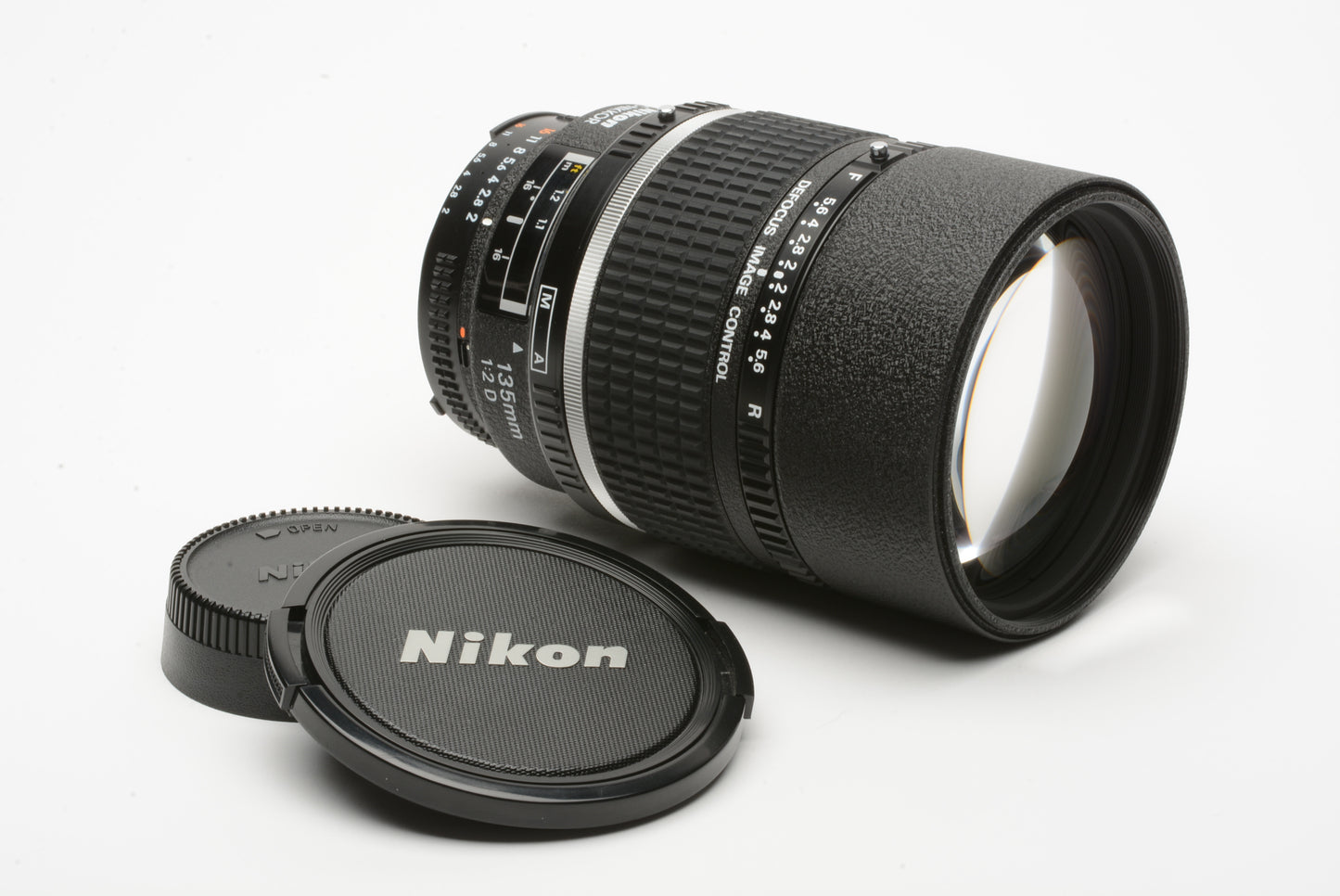 Nikon AF Nikkor 135mm F2 D lens (Defocus Image Control), Caps, MINT!